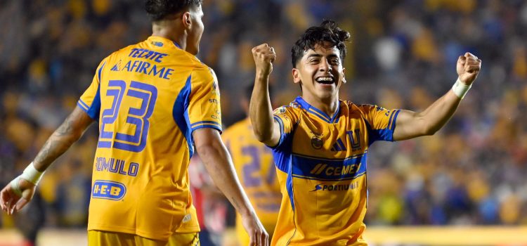 El centrocampista de Tigres Diego Sánchez celebra este sábado la victoria sobre Guadalajara en el estadio Universitario en San Nicolás de Los Garza. EFE/Miguel Sierra