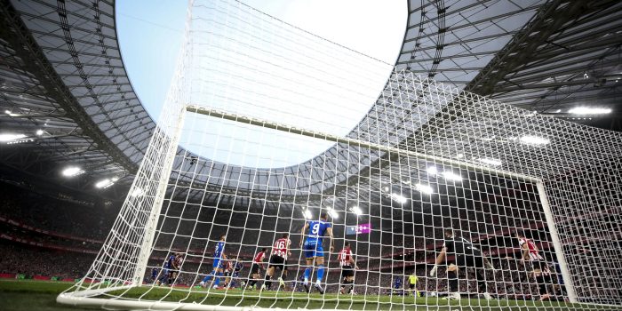 El portero del Athletic Unai Simón (2-d), durante el partido de la décima jornada de La Liga EA Sports que Athletic Club y Getafe CF disputaron en el estadio de San Mamés. EFE/Luis Tejido