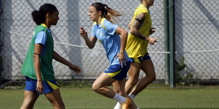 Las jugadoras del FC Barcelona Clara Serrajordi (c), Maria León (d), y Sandra Paralluelo (i), durante el entrenamiento que su equipo ha realizado el pasado 19 de mayo para preparar la final de la Liga de Campeones femenina que el proximo sábado dispurán en Oslo ante el Olympique de Lyon. EFE/Alberto Estevez