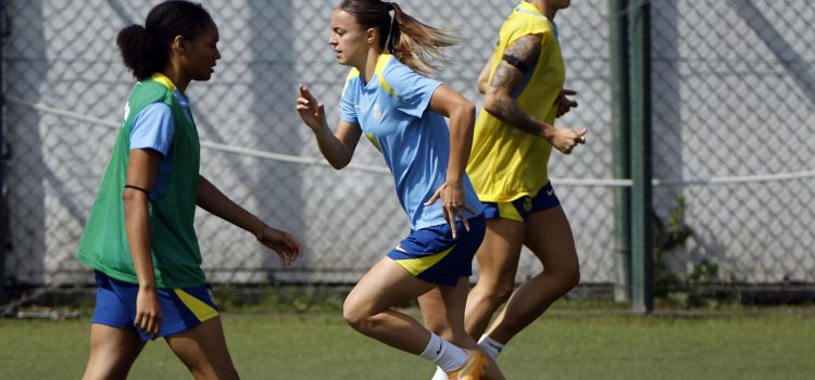 Las jugadoras del FC Barcelona Clara Serrajordi (c), Maria León (d), y Sandra Paralluelo (i), durante el entrenamiento que su equipo ha realizado el pasado 19 de mayo para preparar la final de la Liga de Campeones femenina que el proximo sábado dispurán en Oslo ante el Olympique de Lyon. EFE/Alberto Estevez