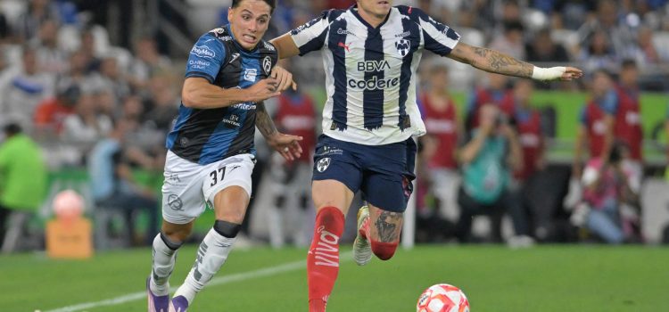 Uros Durdevic (d) de Monterrey disputa el balón con Mateo Coronel (i) de Queretaro este miércoles, durante un partido de la Liga MX entre monterrey y Queretaro en el estadio BBVA en Guadalupe (México). EFE/Miguel Sierra