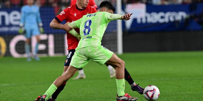 El centrocampista del Barcelona Pedri (d) pelea un balón con Pablo Ibáñez, de Osasuna, durante el partido de LaLiga en Primera División que CA Osasuna y FC Barcelona disputaron en el estadio de El Sadar, en Pamplona. EFE/Iñaki Porto