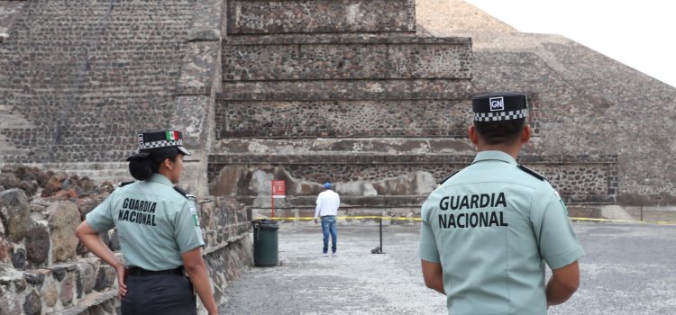Integrantes de la Guardia Nacional vigilan la zona arqueológica de Teotihuacán. Imagen de archivo. EFE/ Mario Guzmán