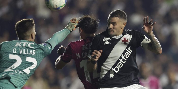 El delantero de Vasco da Gama Pablo Vegetti (d) es neutralizado por el guardameta de Independiente del Valle Guido Villar en el partido que clasificó este martes en Río de janeiro al equipo ecuatoriano a los octavos de final de la Copa Sudamericana. EFE/ André Coelho