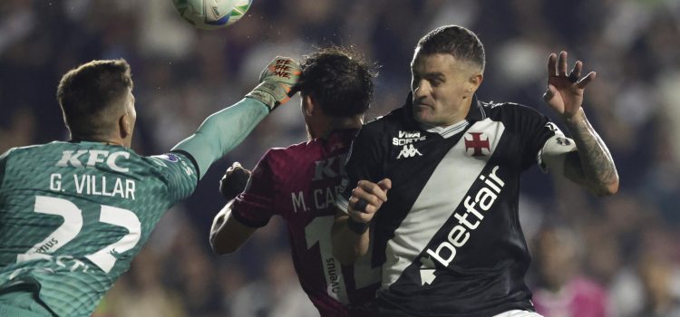 El delantero de Vasco da Gama Pablo Vegetti (d) es neutralizado por el guardameta de Independiente del Valle Guido Villar en el partido que clasificó este martes en Río de janeiro al equipo ecuatoriano a los octavos de final de la Copa Sudamericana. EFE/ André Coelho