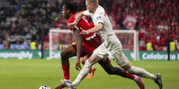 El suizo Johan Manzambi, a la izquierda, y el esloveno Zan Karnicnik, a la derecha, luchan por el balón durante el partido de clasificación para el Mundial en Liubliana. EFE/EPA/ANTHONY ANEX
", "to": "es" }