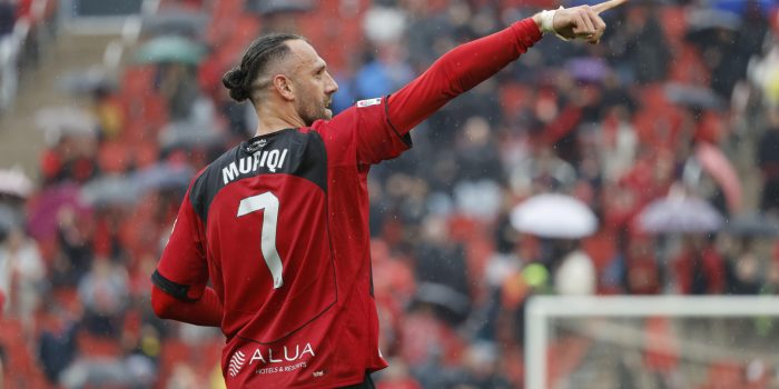 El jugador del Real Mallorca Vedat Muriqi, celebra su gol contra el Rayo Vallecano, durante el partido de la jornada 31 de LaLiga EA Sports entre el Real Mallorca y el Rayo Vallecano, este domingo en el Estadi Mallorca Son Moix.- EFE/ Cati Cladera