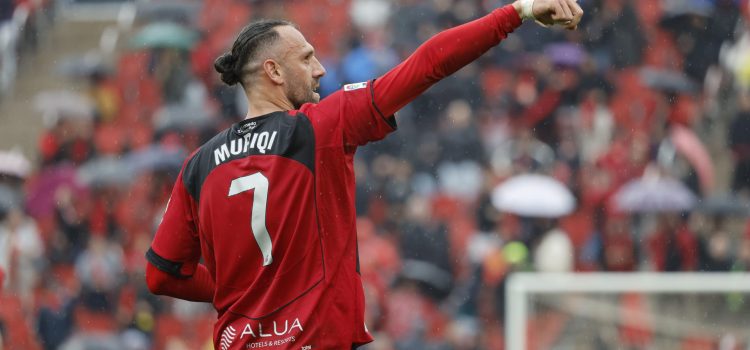 El jugador del Real Mallorca Vedat Muriqi, celebra su gol contra el Rayo Vallecano, durante el partido de la jornada 31 de LaLiga EA Sports entre el Real Mallorca y el Rayo Vallecano, este domingo en el Estadi Mallorca Son Moix.- EFE/ Cati Cladera