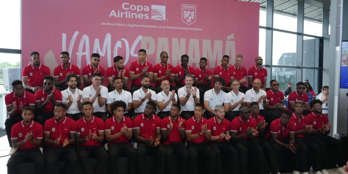 Jugadores de la selección de Panamá posan durante un evento de despedida en el aeropuerto de Tocumen en Ciudad de Panamá (Panamá). EFE/Aris Mariota