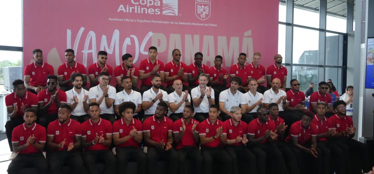 Jugadores de la selección de Panamá posan durante un evento de despedida en el aeropuerto de Tocumen en Ciudad de Panamá (Panamá). EFE/Aris Mariota