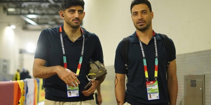 Imagen del 16 de junio en la que puede verse al jugador iraní Mehdi Torabi (i). EFE/ ISNA  *Sólo uso editorial*