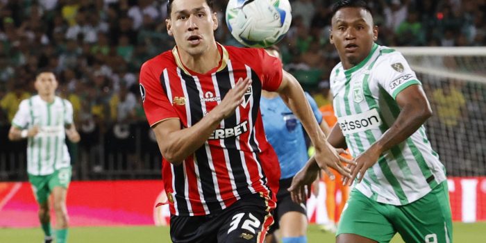 Nahuel Ferraresi de Sao Paulo va por el balón en un partido de los octavos de final de la Copa Libertadores. EFE/Mauricio Dueñas Castañeda