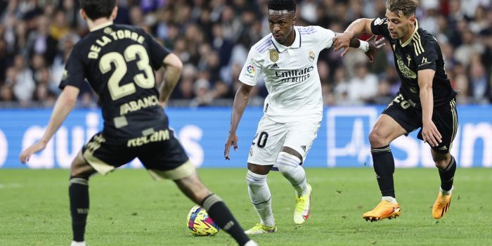 El delantero brasileño del Real Madrid, Vinicius Jr. (c), con el balón ante el defensa del Celta, Kevin Vázquez, durante el partido de la jornada 30 de Liga en el estadio Santiago Bernabéu, en Madrid. EFE/Rodrigo Jiménez