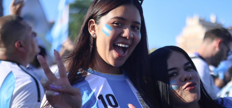 Aficionados de Argentina participan en un banderazo este lunes, previo al partido contra Argelia durante el Mundial de la FIFA 2026, en Kansas (Estados Unidos). EFE/ Juan Ignacio Roncoroni