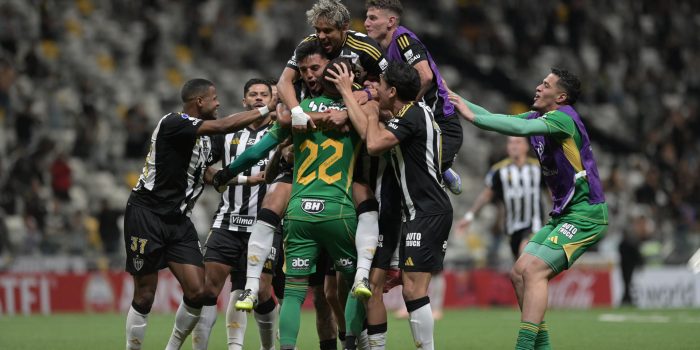 Jugadores de Atlético Mineiro celebran este jueves la clasificación a los octavos de final de la Copa Sudamericana en el estadio Arena MRV de Belo Horizonte. EFE/ Joao Guilherme