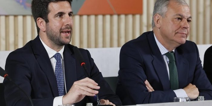 Enrique Riquelme (i), presidente ejecutivo de Cox, presenta su nueva sede acompañado del alcalde de Sevilla, José Luis Sanz (d), este viernes en Sevilla.- EFE/ José Manuel Vidal