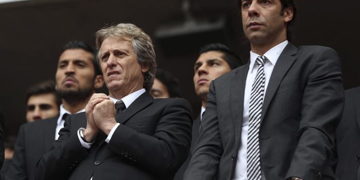 Foto de archivo del exfutbolista Rui Costa (d), reelegido presidente del Benfica, en el palco del Estadio de la Luz. EFE/Tiago Petinga