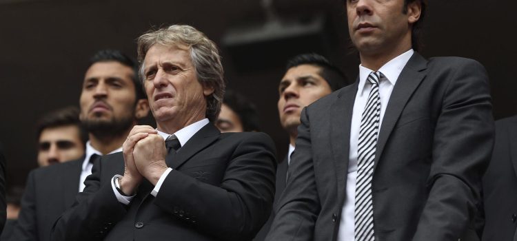 Foto de archivo del exfutbolista Rui Costa (d), reelegido presidente del Benfica, en el palco del Estadio de la Luz. EFE/Tiago Petinga