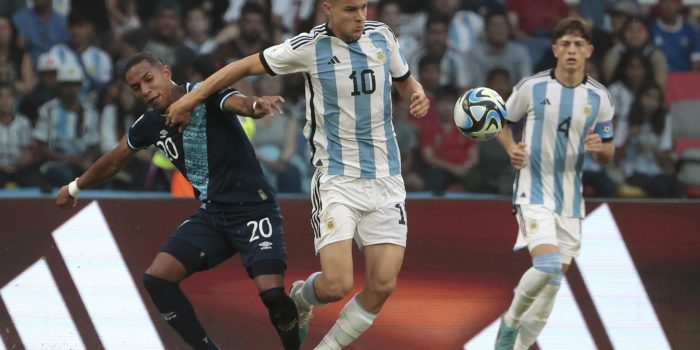 Fotografía de archivo del 23 de mayo de 2023 del jugador argentino Valentín Carboni (d) que disputa el Mundial de Clubes con el Inter de Milán. EFE/ Juan Ignacio Roncoroni