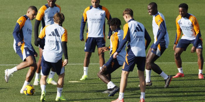 Jugadores del Real Madrid durante un entrenamiento este martes. La FIFA anunció que el Real Madrid estará en el bombo 1 en el sorteo del Mundial de Clubes, que se celebrará en Estados Unidos. EFE/Sergio Pérez