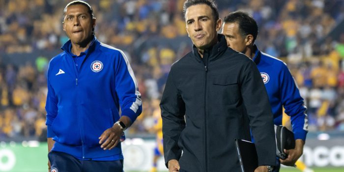 Vicente Sánchez (d), entrenador de Cruz Azul, dirige en un partido de la semifinal de ida de la Concacaf Champions Cup entre Tigres y Cruz Azul, en el estadio Universitario de Monterrey (México). Imagen de archivo. EFE/ Miguel Sierra