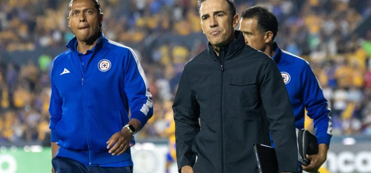 Vicente Sánchez (d), entrenador de Cruz Azul, dirige en un partido de la semifinal de ida de la Concacaf Champions Cup entre Tigres y Cruz Azul, en el estadio Universitario de Monterrey (México). Imagen de archivo. EFE/ Miguel Sierra