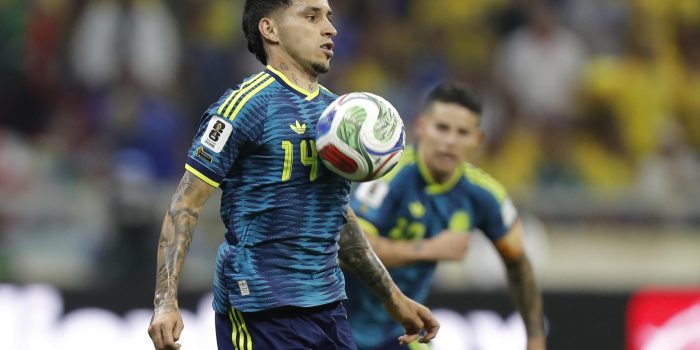 Gustavo Puerta, de Colombia, controla un balón ante Uzbekistán en el estadio Azteca en Ciudad de México. EFE/Isaac Esquivel