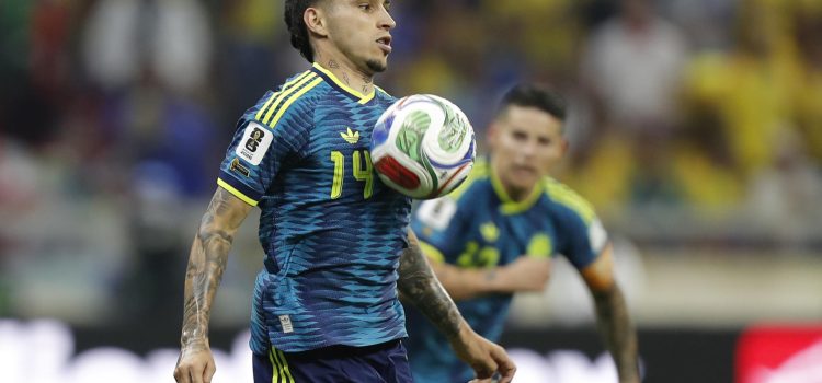Gustavo Puerta, de Colombia, controla un balón ante Uzbekistán en el estadio Azteca en Ciudad de México. EFE/Isaac Esquivel