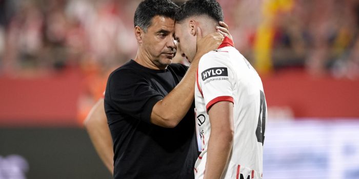El entrenador del Girona, Michel, consuela a sus jugadores tras el descenso del equipo a Segunda División al término del partido de la jornada 38 de la LaLiga EA Sports entre el Girona Fc y el Elche Fc, este sábado en el estadio municipal de Montilivi.- EFE/ David Borrat