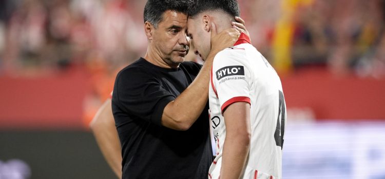 El entrenador del Girona, Michel, consuela a sus jugadores tras el descenso del equipo a Segunda División al término del partido de la jornada 38 de la LaLiga EA Sports entre el Girona Fc y el Elche Fc, este sábado en el estadio municipal de Montilivi.- EFE/ David Borrat