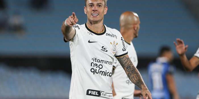 Fotografía de archivo, tomada el pasado 6 de abril, en la que se registró al delantero brasileño Roger Guedes, al actuar para el club paulista de fútbol Corinthians y quien fue anunciado como nuevo refuerzo del club catarí Al-Ryyan. EFE/Gastón Britos