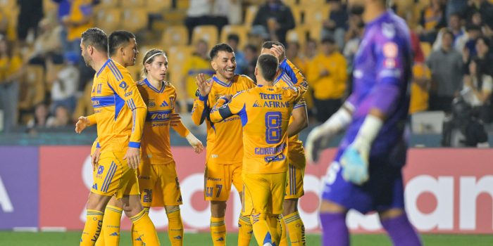 Jugadores de Tigres celebran un gol este martes, en un partido de la primera ronda de la Copa de Campeones Concacaf entre Tigres y Forge FC, en el estadio Universitario en San Nicolás de Los Garza (México). EFE/ Miguel Sierra