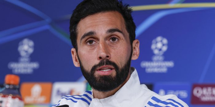 El técnico del Real Madrid, Álvaro Arbeloa, durante la rueda de prensa que ha ofrecido tras el entrenamiento del equipo este lunes en Valdebebas. EFE/ J.J.Guillen