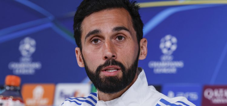 El técnico del Real Madrid, Álvaro Arbeloa, durante la rueda de prensa que ha ofrecido tras el entrenamiento del equipo este lunes en Valdebebas. EFE/ J.J.Guillen