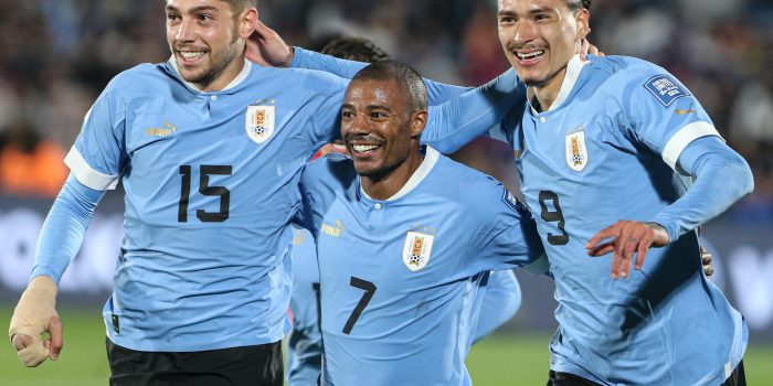 alt 3-1. Con doblete de De la Cruz, el Uruguay de Bielsa se estrena con victoria ante Chile