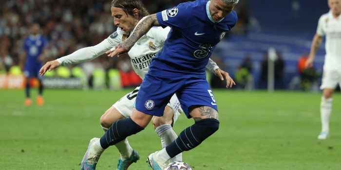 Fotografía de Kiko Huesca en la que se ve al centrocampista croata del Real Madrid Luka Modric (i) luchando con el argentino Enzo Fernández (d), del Chelsea. EFE