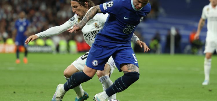 Fotografía de Kiko Huesca en la que se ve al centrocampista croata del Real Madrid Luka Modric (i) luchando con el argentino Enzo Fernández (d), del Chelsea. EFE