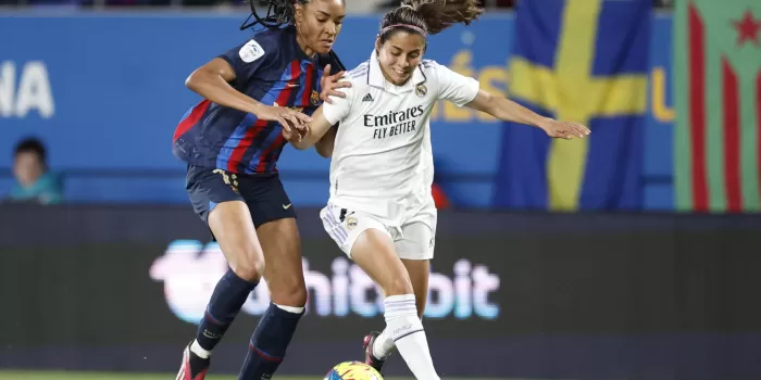 La delantera del Barcelona Salma Paralluelo (i) pelea un balón con Kenti Robles, del Real Madrid, durante el partido de la Liga F de fútbol que FC Barcelona y Real Madrid disputan en el estadio Johan Cruyff, en Barcelona. EFE/Alberto Estévez