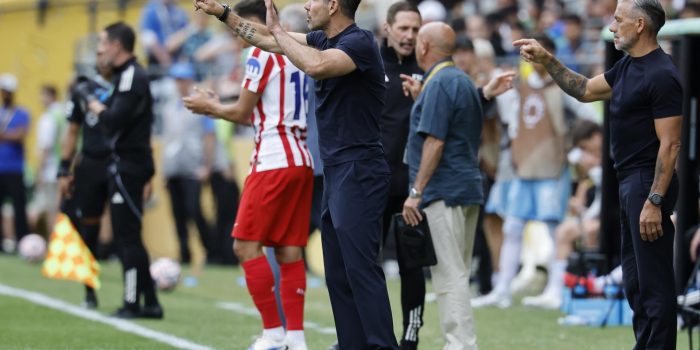 El entrenador del Atlético de Madrid, Diego Simeone, durante el partido del Grupo B de la Copa Mundial de Clubes de la FIFA 2025 entre el Seattle Sounders y el Atlético de Madrid en el Lumen Field de Seattle, Washington, EE. UU. EFE/EPA/JOHN G. MABANGLO
