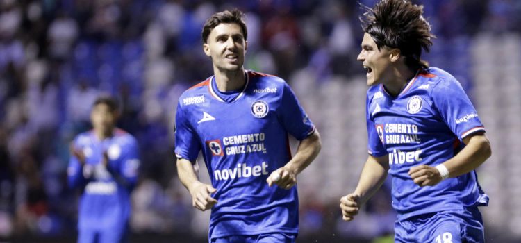 José Paradela (i) y Luka Romero de Cruz Azul celebran un gol. Imagen de archivo. EFE/ Hilda Ríos