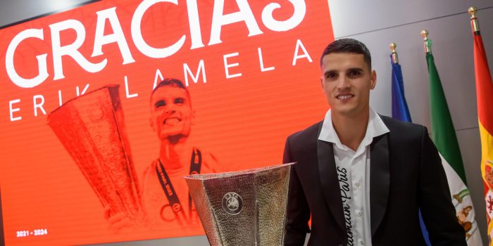 El delantero argentino Erik Lamela posa junto al trofeo de la Liga Europa durante su acto de despedida del Sevilla FC, el 28 de mayo de 2024. Foto de archivo de: Raúl Caro/EFE