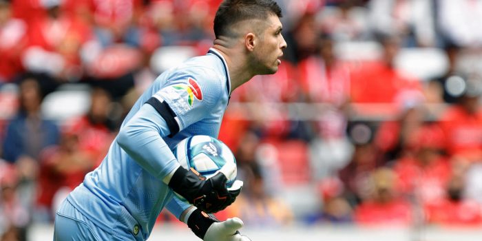 Tiago Volpi del Toluca, controla un balón durante un partido en el estadio Nemesio Diez, en Toluca (México). Archivo. EFE/ Felipe Gutiérrez