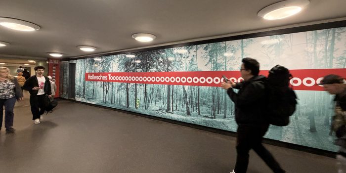 Las estaciones de metro berlinesas, o al menos algunas de ellas, han encontrado una fórmula para "gritar" los goles durante el Mundial para lo que se ha recurrido a un cambio mínimo en el diseño de los letreros en los están sus nombres. EFE/Andrea Gallego