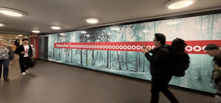Las estaciones de metro berlinesas, o al menos algunas de ellas, han encontrado una fórmula para "gritar" los goles durante el Mundial para lo que se ha recurrido a un cambio mínimo en el diseño de los letreros en los están sus nombres. EFE/Andrea Gallego