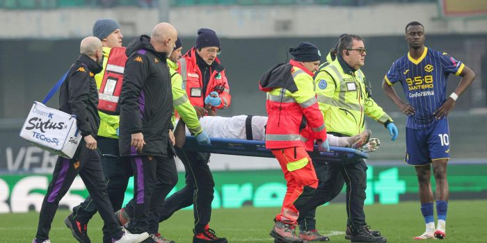 Momento en el que el jugador del Fiorentina Moise Kean es sacado del campo en camilla durante el partido contra el Hellas Verona. EFE/EPA/Emanuele Pennnacchio