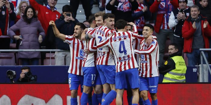 El delantero del Atlético de Madrid Alexander Sorloth (c) es felicitado por sus compañeros tras marcar ante la Real Sociedad. EFE/SERGIO PÉREZ