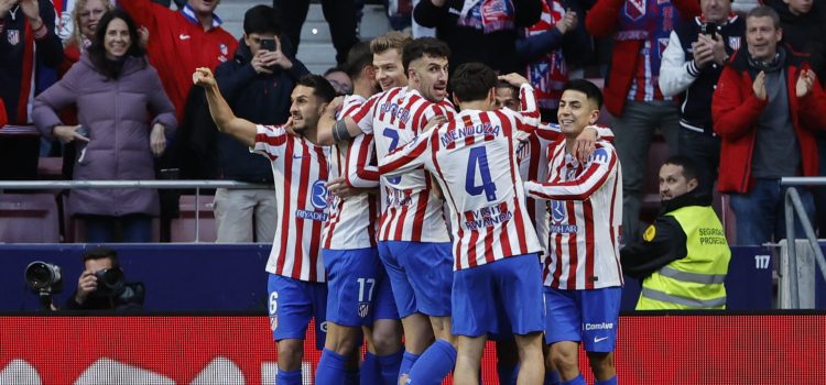 El delantero del Atlético de Madrid Alexander Sorloth (c) es felicitado por sus compañeros tras marcar ante la Real Sociedad. EFE/SERGIO PÉREZ