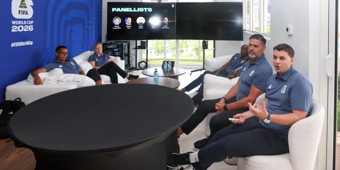 Fotografía cedida por la FIFA donde aparecen los miembros del Grupo de Estudios Técnicos (TSG) de la FIFA para el Mundial 2026, desde la izquierda, Gilberto Silva, Jayne Ludlow, Paulo Wanchope, Pascal Zuberbuhler y Tom Garner hablando durante un evento con periodistas en Bay Harbor Islands, Florida (EE.UU.). EFE/ Leonardo Fernandez / FIFA