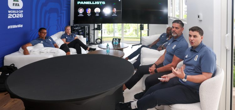 Fotografía cedida por la FIFA donde aparecen los miembros del Grupo de Estudios Técnicos (TSG) de la FIFA para el Mundial 2026, desde la izquierda, Gilberto Silva, Jayne Ludlow, Paulo Wanchope, Pascal Zuberbuhler y Tom Garner hablando durante un evento con periodistas en Bay Harbor Islands, Florida (EE.UU.). EFE/ Leonardo Fernandez / FIFA
