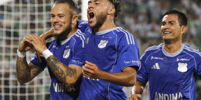 Leonardo Castro (i), de Millonarios, celebra un gol con sus compañeros Sebastián Valencia (c) y Mackalister Silva durante un partido de la primera fase de la Copa Sudamericana entre Atlético Nacional y Millonarios en el estadio Atanasio Girardot en Medellín (Colombia). EFE/STR